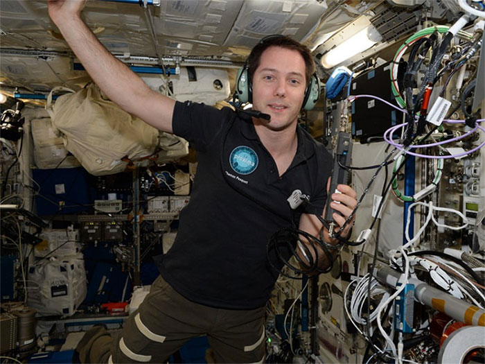 Một thiết bị ghi âm nhỏ sẽ được lắp ở phía trong mũ du hành, ghi lại giọng nói của phi hành gia