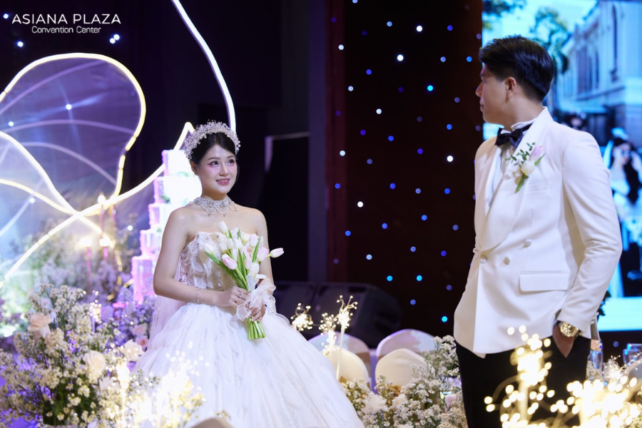 Chú rể lãng mạn, ngọt ngào.