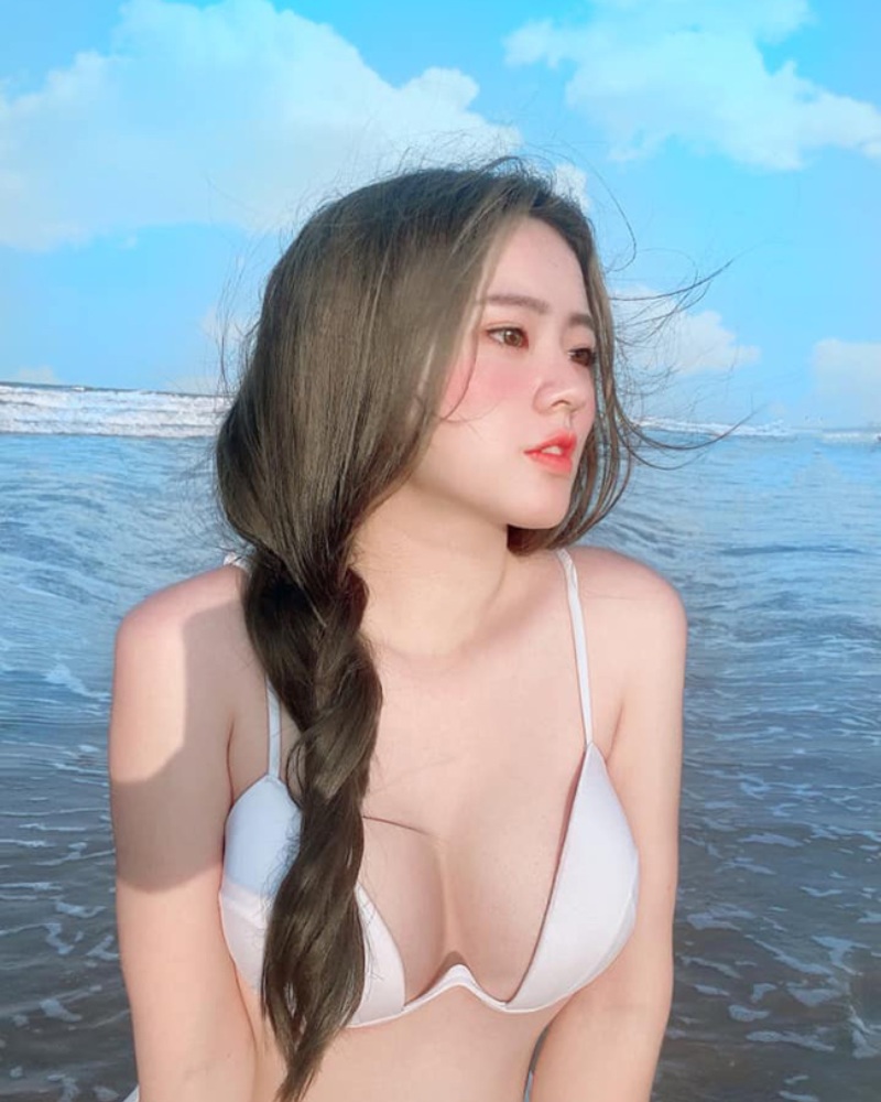 Hình gái đẹp mặc bikini lộ ngực khủng