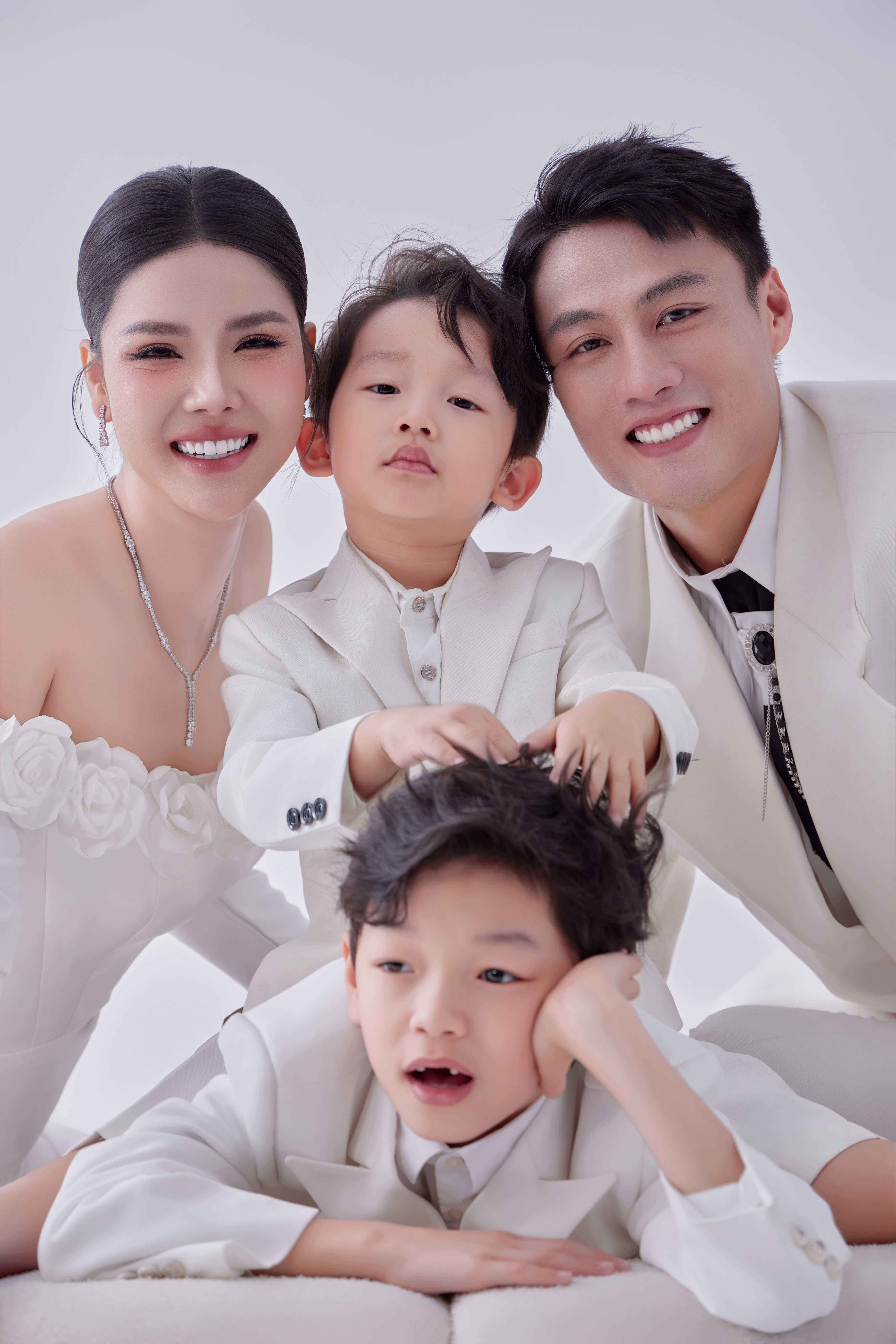 huong-dan-tao-dang-chup-anh-gia-dinh-4-nguoi-douyin-studio