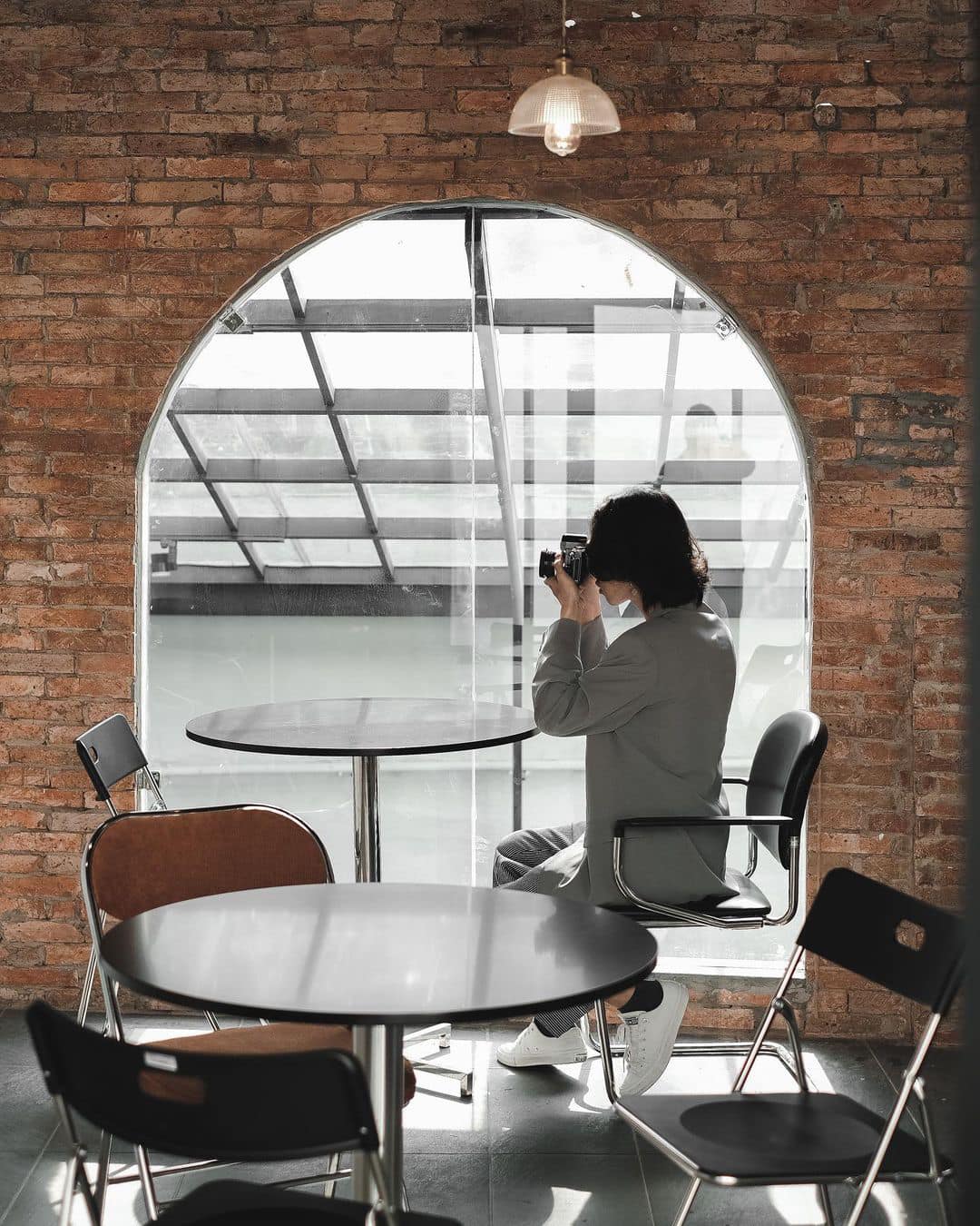 Chụp với cửa sổ, ghế trong quán