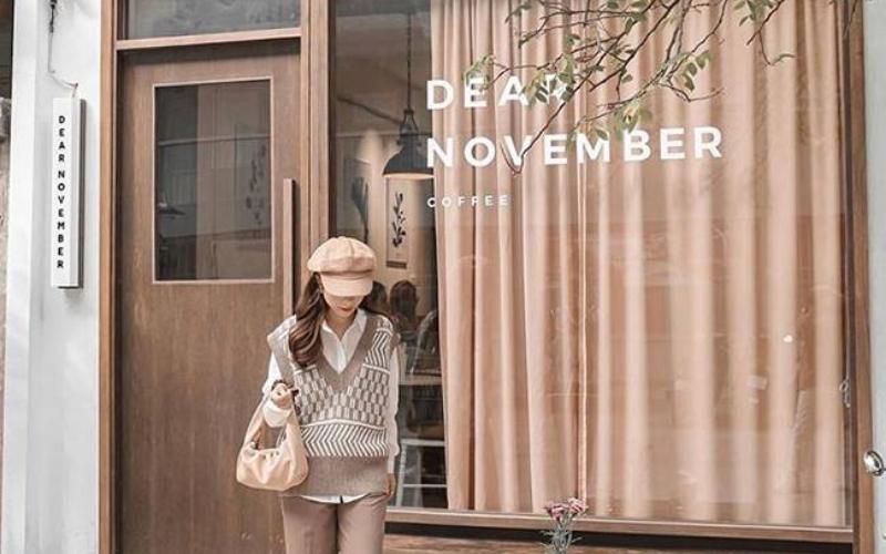 Chụp hình trước quán cà phê