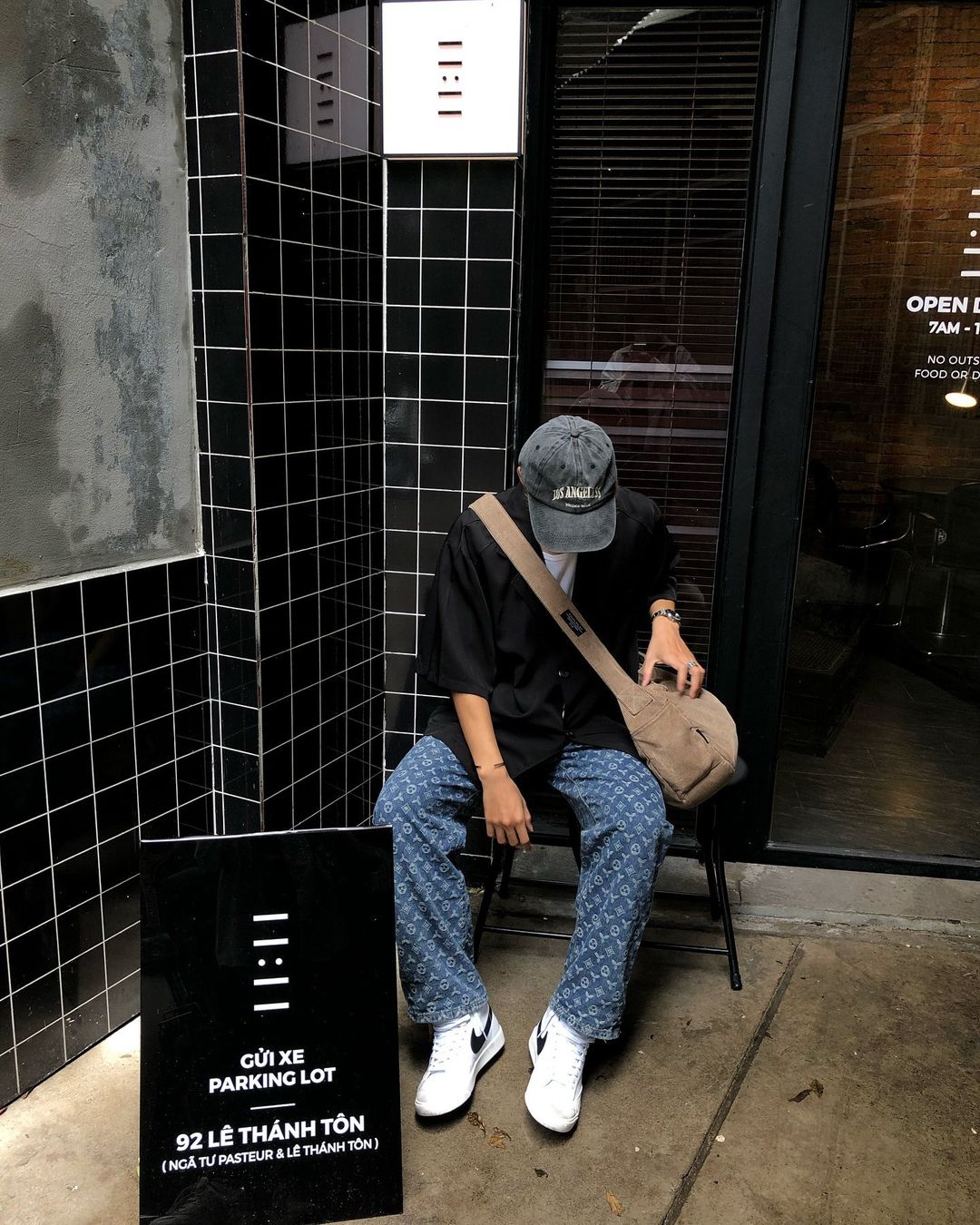 Tạo dáng ngồi tự nhiên