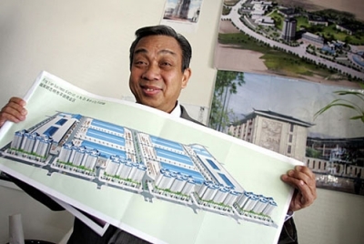 Ông không vội vã làm giàu mà muốn có trước hết một nền tảng kiến thức vững chắc. Vì thế, ông chấp nhận làm công việc bảo vệ để đi học thêm