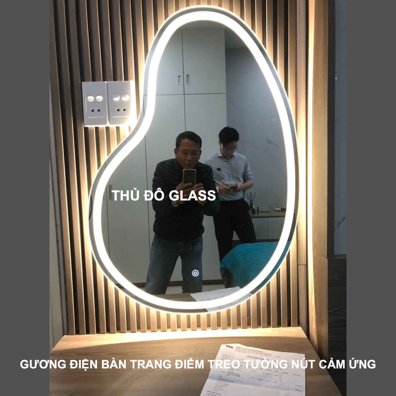 Gương điện bàn trang điểm treo tường có nút cảm ứng