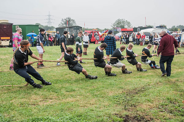 Lùi bước nhỏ khi kéo co
