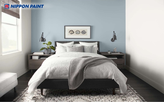 Gam màu trắng cùng mảng xanh ở đầu giường giúp không gian hài hòa