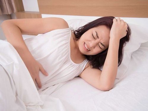 Pregnant women with severe lower abdominal pain should go to a medical facility immediately for examination.