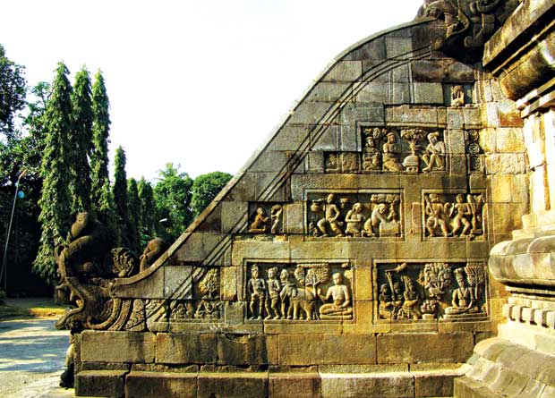 Tịnh tâm trước ngôi đền đá cổ Mendut