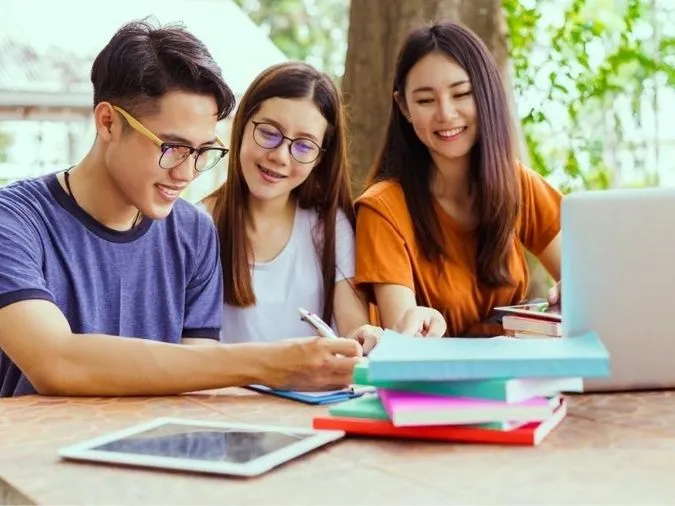 Giải thích câu tục ngữ ‘Học thầy không tày học bạn’ nghĩa là gì? 2