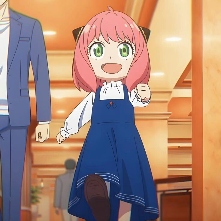 Anya chạy trong sảnh với váy xanh navy