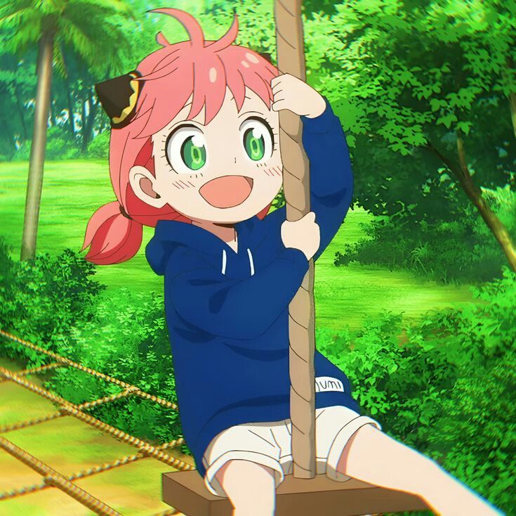 Ảnh Anya đu dây cười vui vẻ đáng yêu