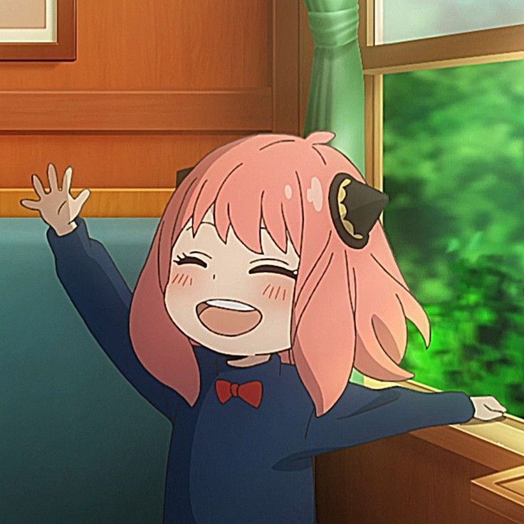 Ảnh Anya giơ tay vui vẻ trên tàu