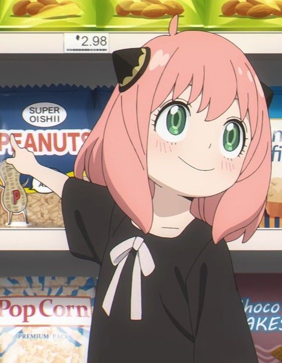 Anya chỉ tay vào gói đậu phộng yêu thích