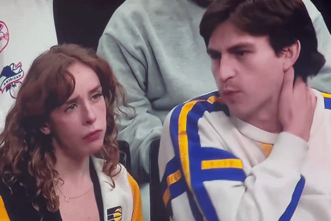 15 triệu lượt xem cặp đôi cãi vã gay gắt trên khán đài trận bóng rổ