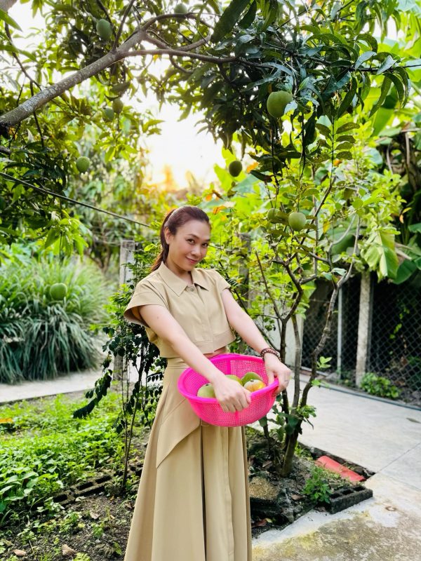 Mỹ Tâm khoe ảnh "chill chill" nhưng CĐM phát hiện người đàn ông lạ trên nóc nhà, biết danh tính fan càng thích