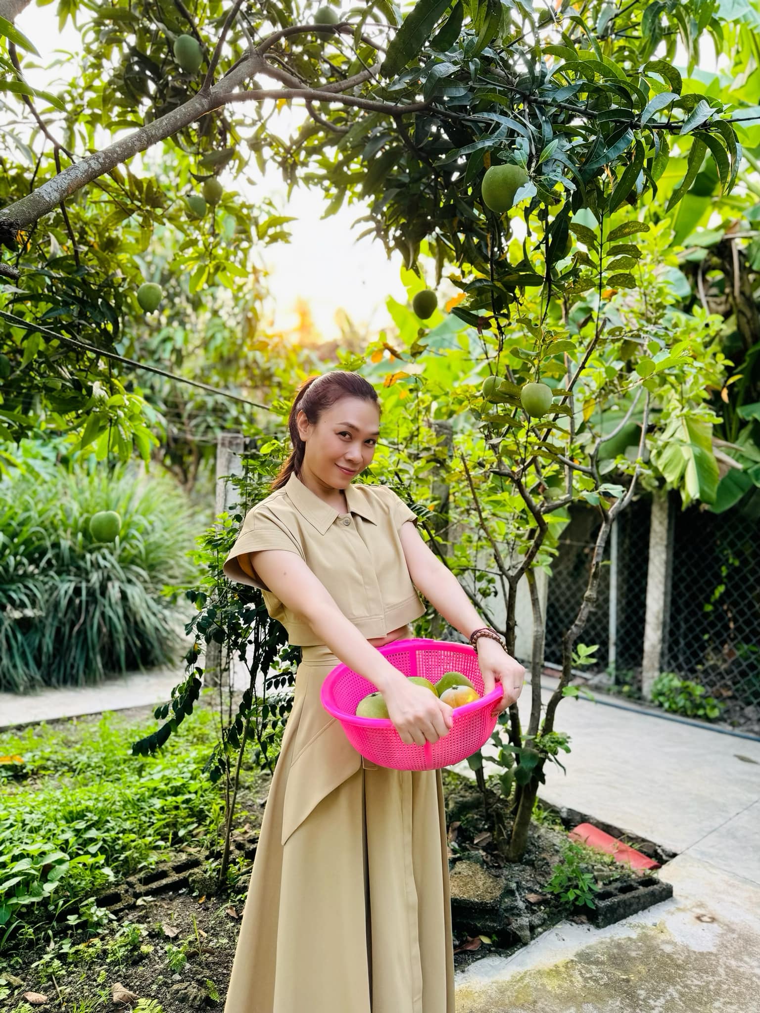 my-tam-nguoi-dan-ong-la-tren-noc-nha