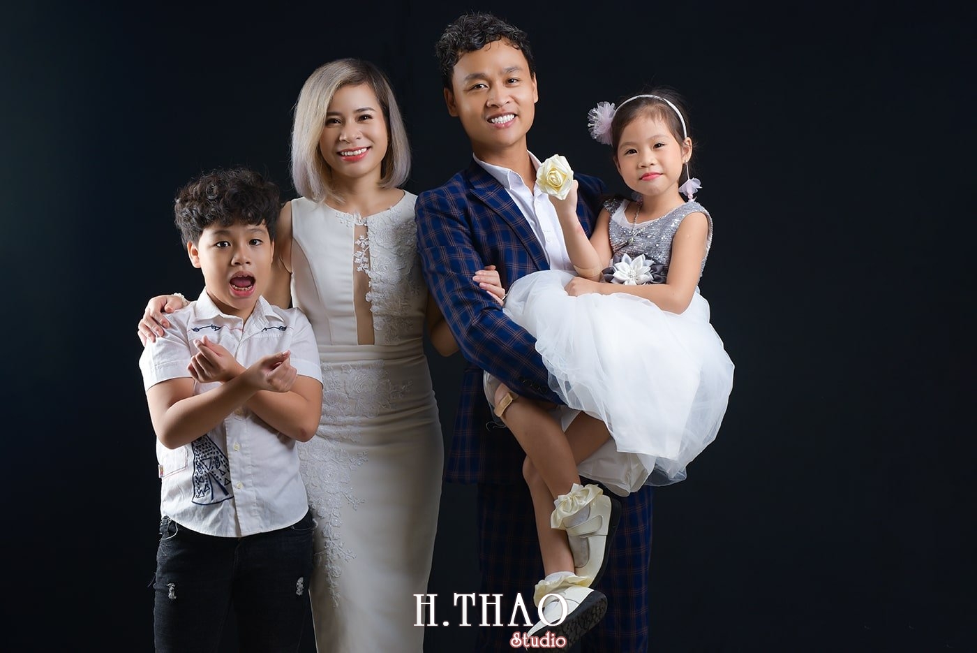 Anh gia dinh 2 - 19 cách tạo dáng chụp ảnh gia đình tự nhiên nhất - HThao Studio