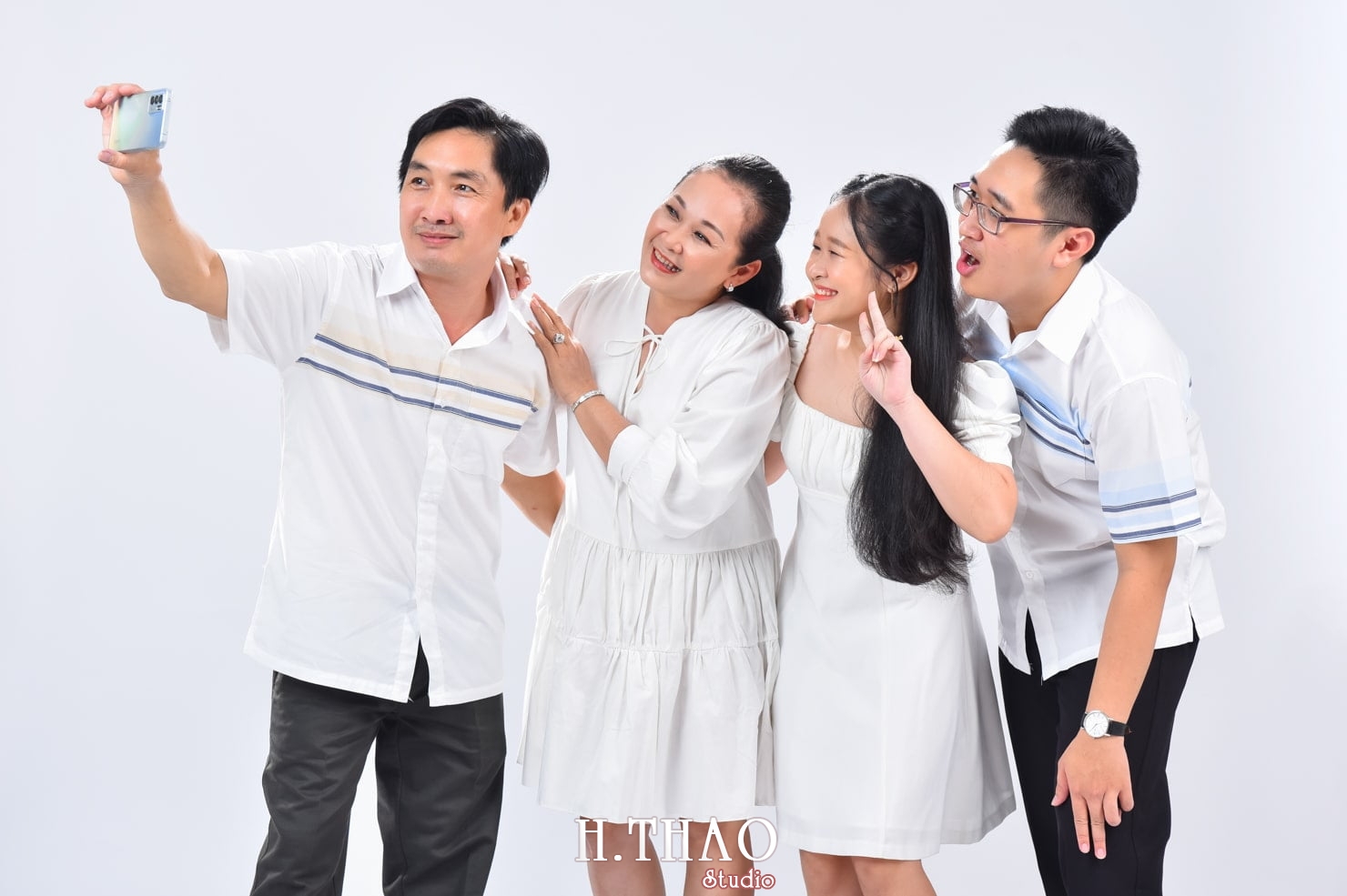 Anh gia dinh 10 min - 19 cách tạo dáng chụp ảnh gia đình tự nhiên nhất - HThao Studio
