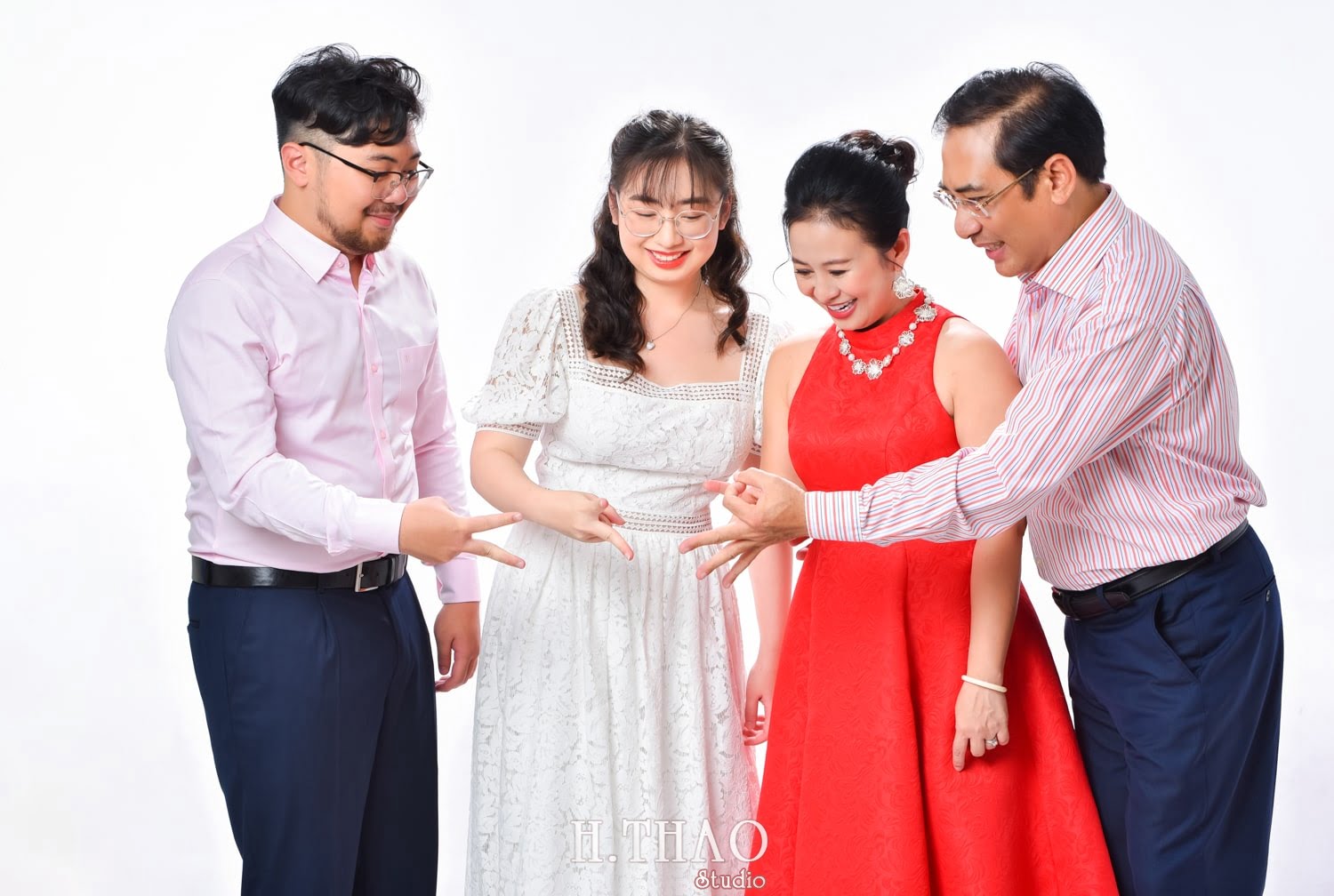 Anh gia dinh 4 nguoi 15 min - 19 cách tạo dáng chụp ảnh gia đình tự nhiên nhất - HThao Studio