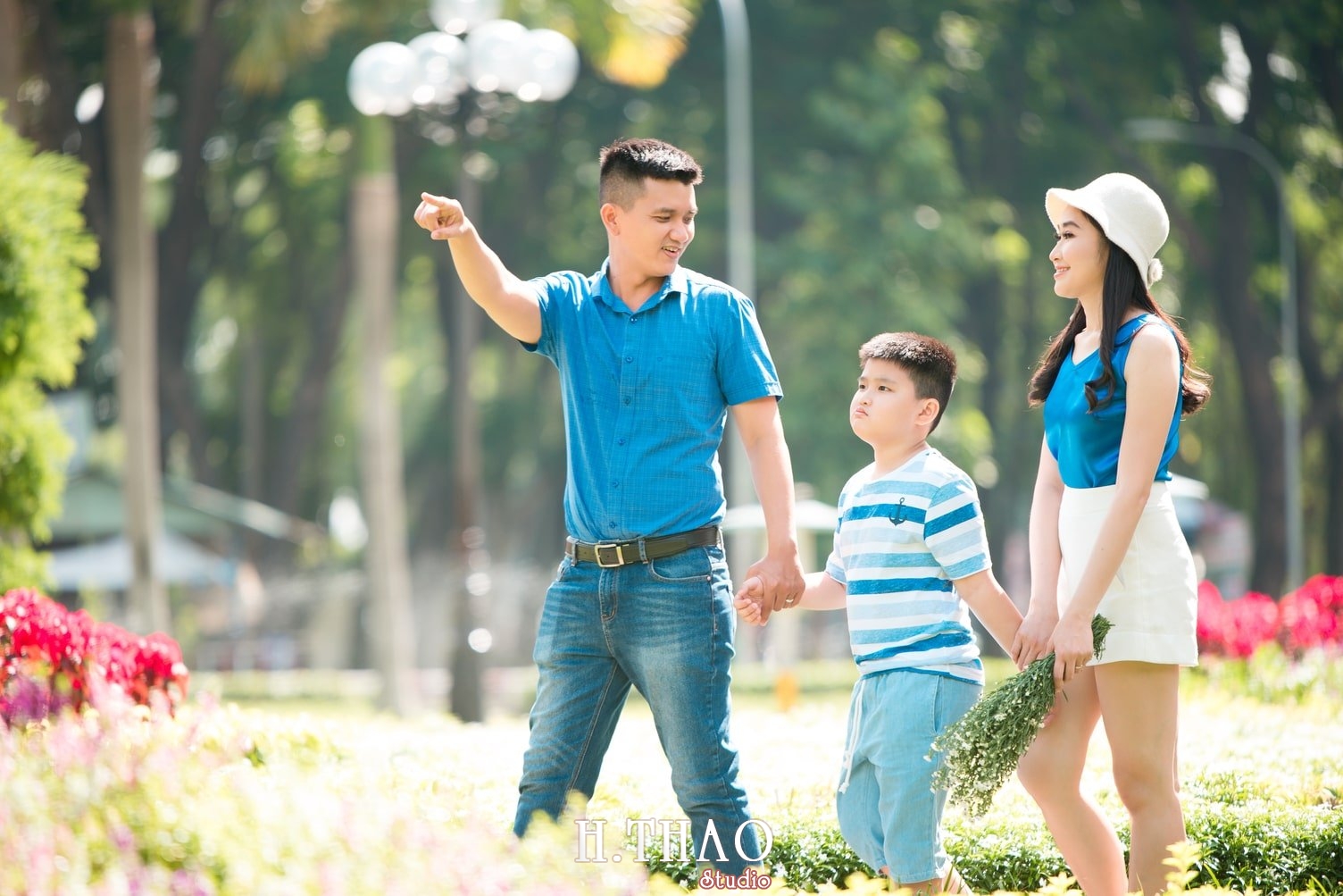 Anh Gia dinh 3 nguoi 9 - 19 cách tạo dáng chụp ảnh gia đình tự nhiên nhất - HThao Studio