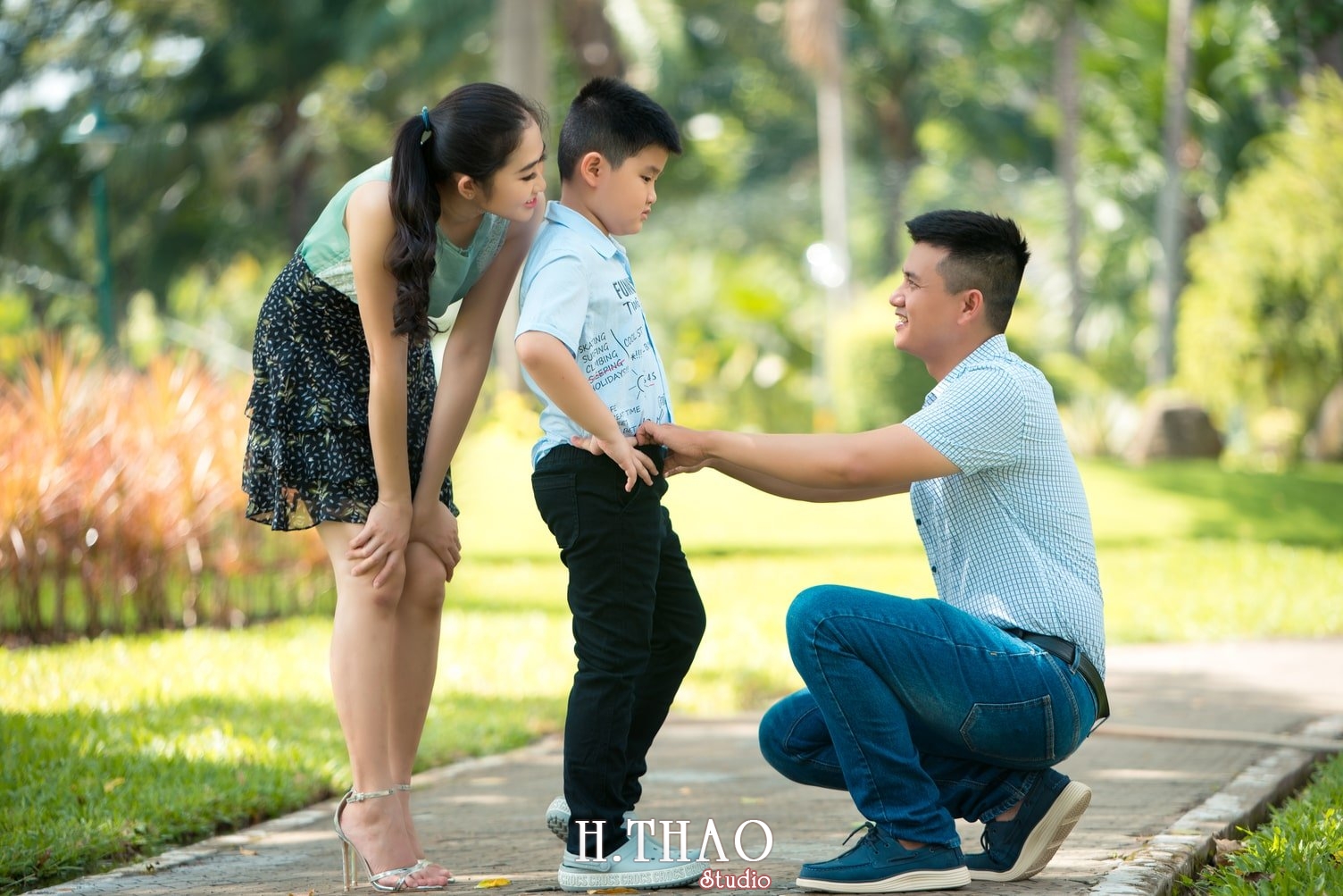 Anh Gia dinh 3 nguoi 15 - 19 cách tạo dáng chụp ảnh gia đình tự nhiên nhất - HThao Studio