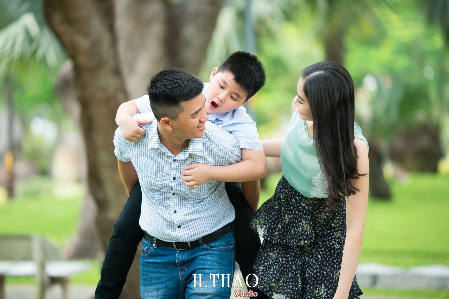 Anh Gia dinh 3 nguoi 19 - 19 cách tạo dáng chụp ảnh gia đình tự nhiên nhất - HThao Studio