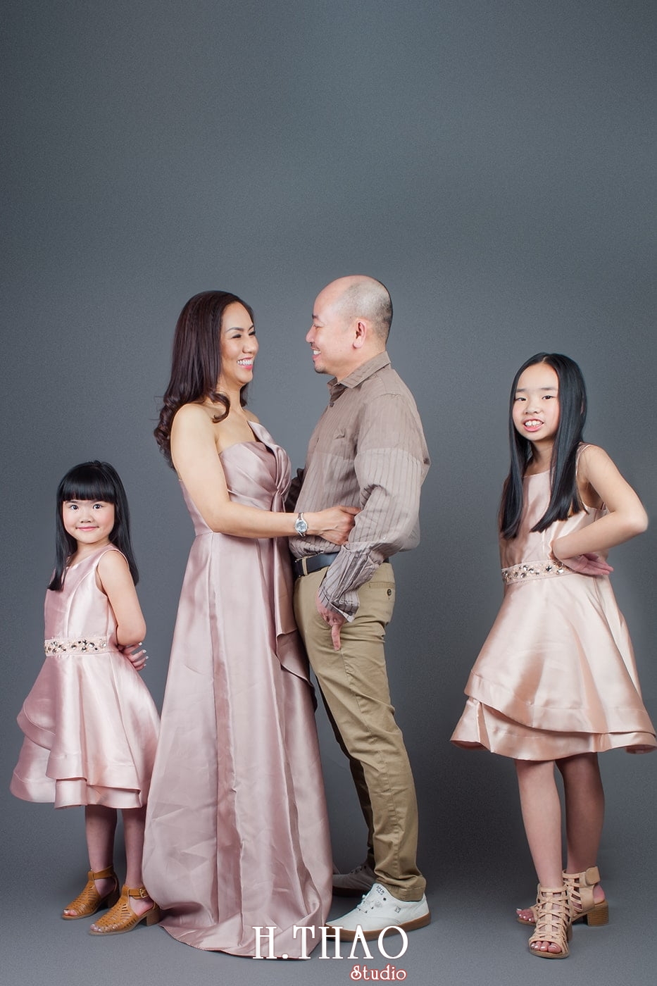 Anh gia dinh 9 - 19 cách tạo dáng chụp ảnh gia đình tự nhiên nhất - HThao Studio