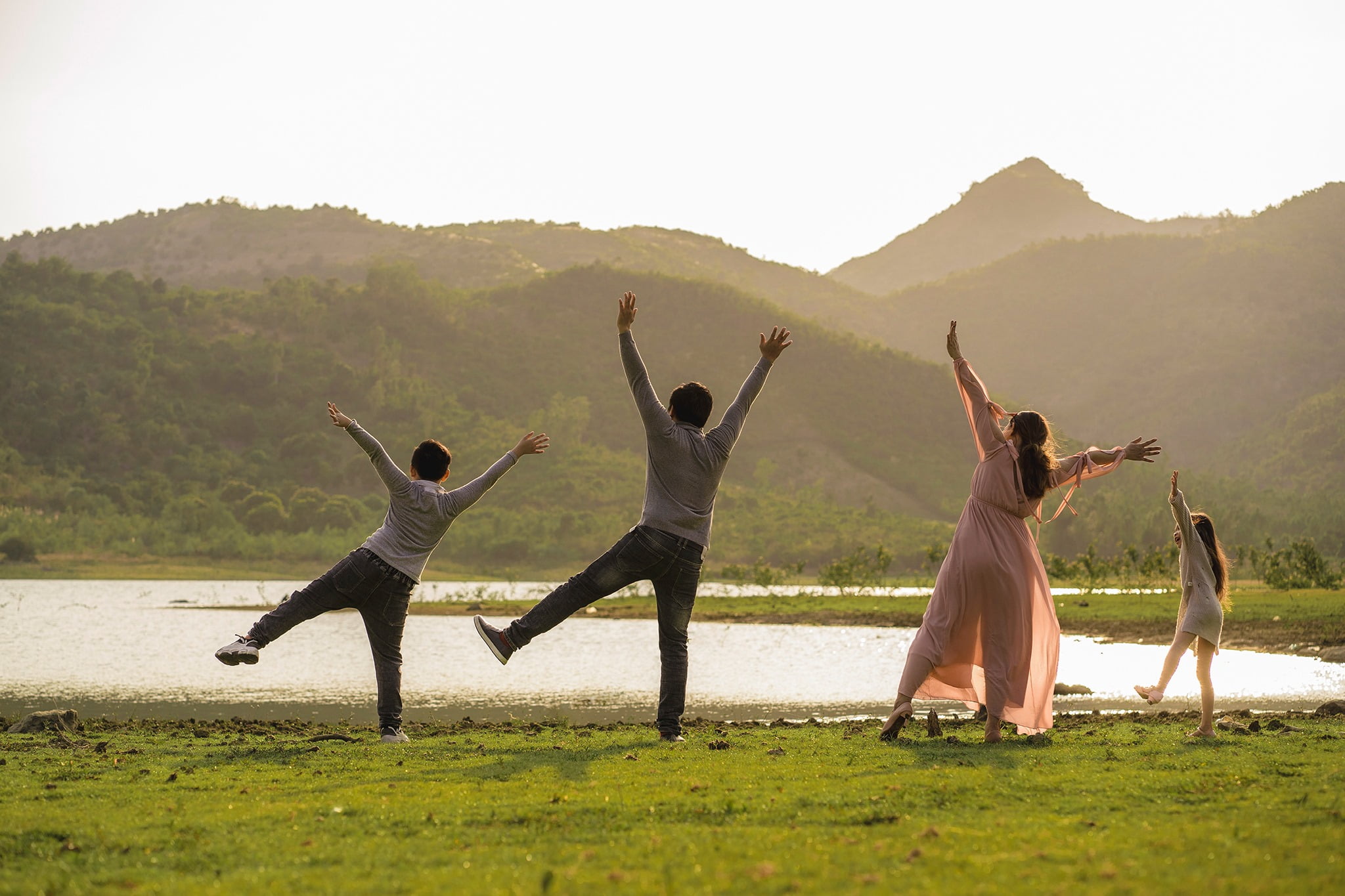 ca nha tung tay - 19 cách tạo dáng chụp ảnh gia đình tự nhiên nhất - HThao Studio