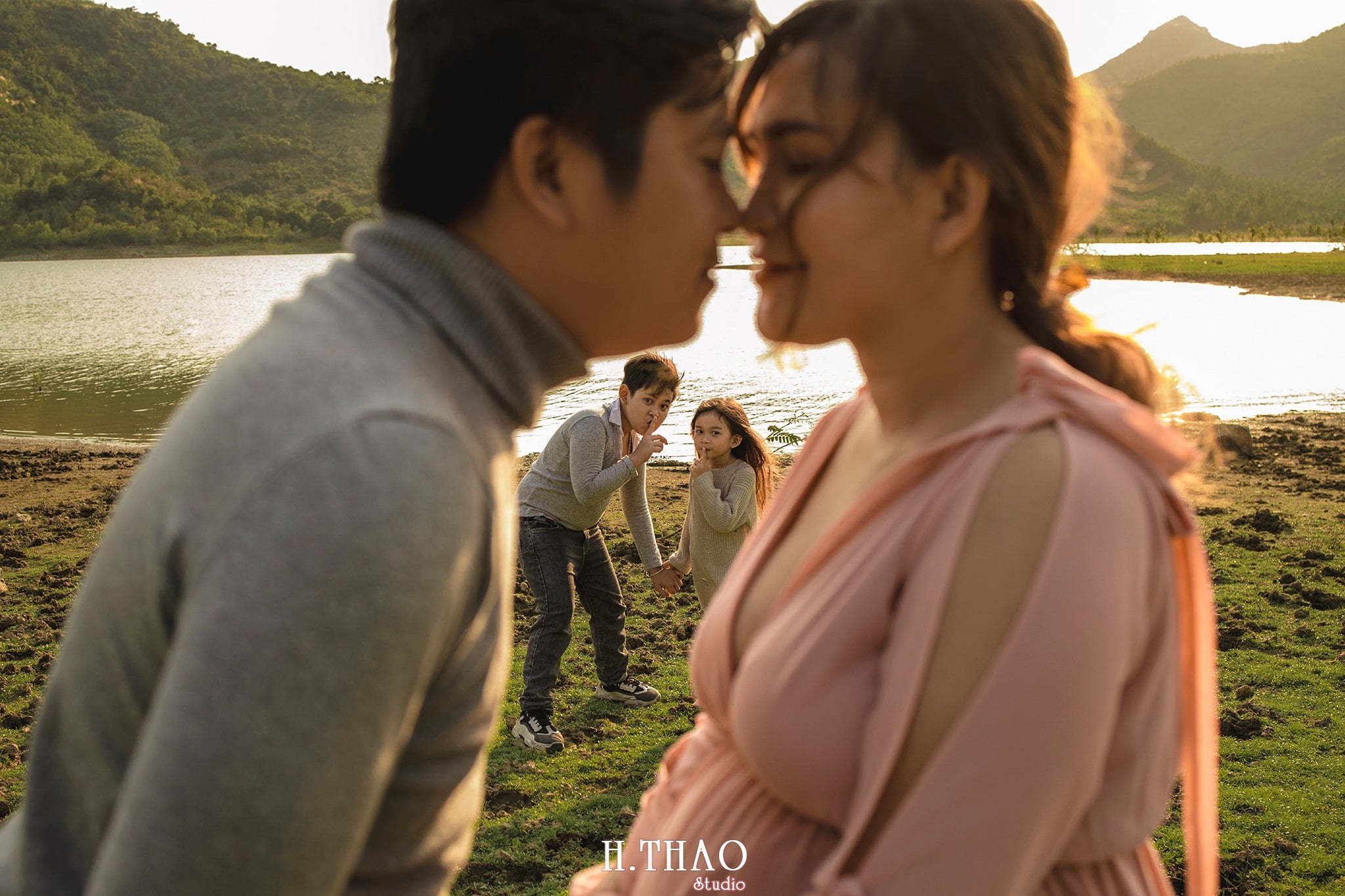 Tao dang bo me hon nha - 19 cách tạo dáng chụp ảnh gia đình tự nhiên nhất - HThao Studio