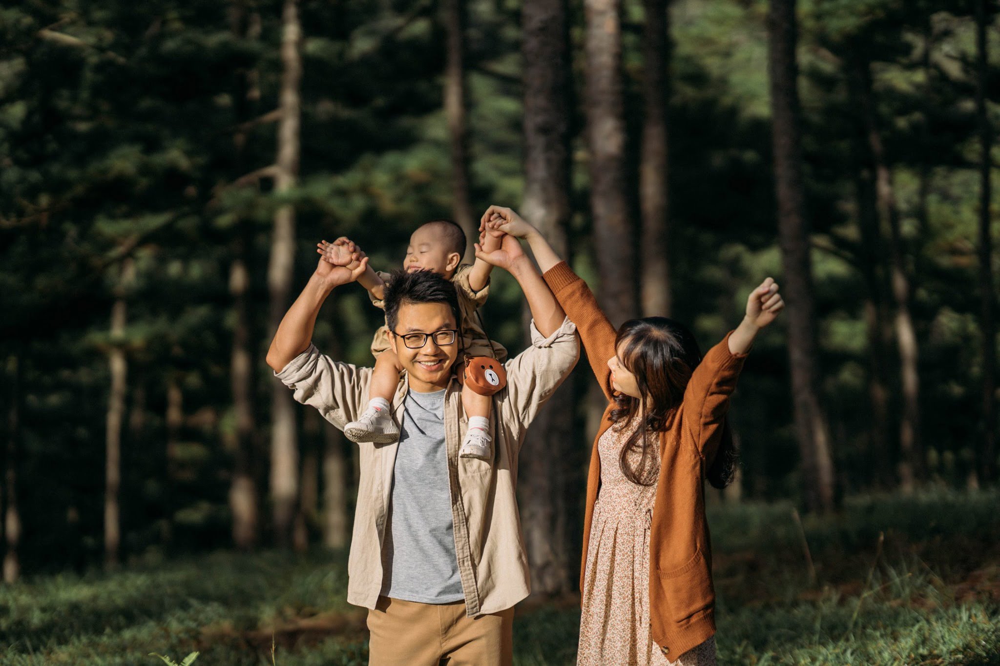 nha ta vui len nao - 19 cách tạo dáng chụp ảnh gia đình tự nhiên nhất - HThao Studio