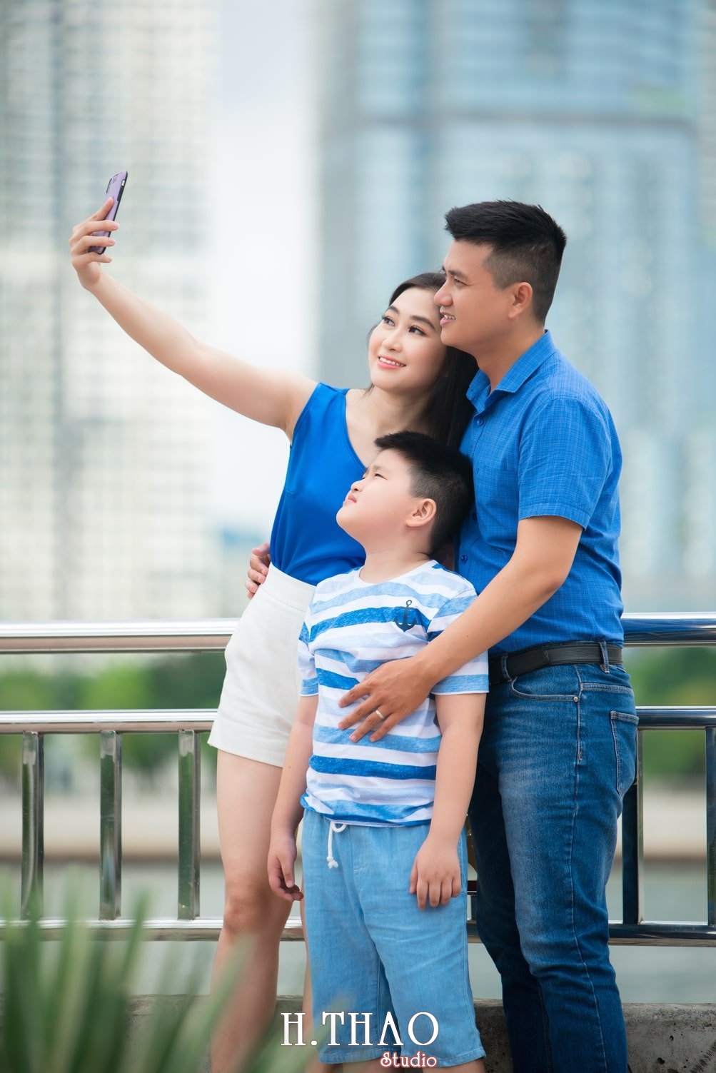Anh Gia dinh 3 nguoi 3 - 19 cách tạo dáng chụp ảnh gia đình tự nhiên nhất - HThao Studio