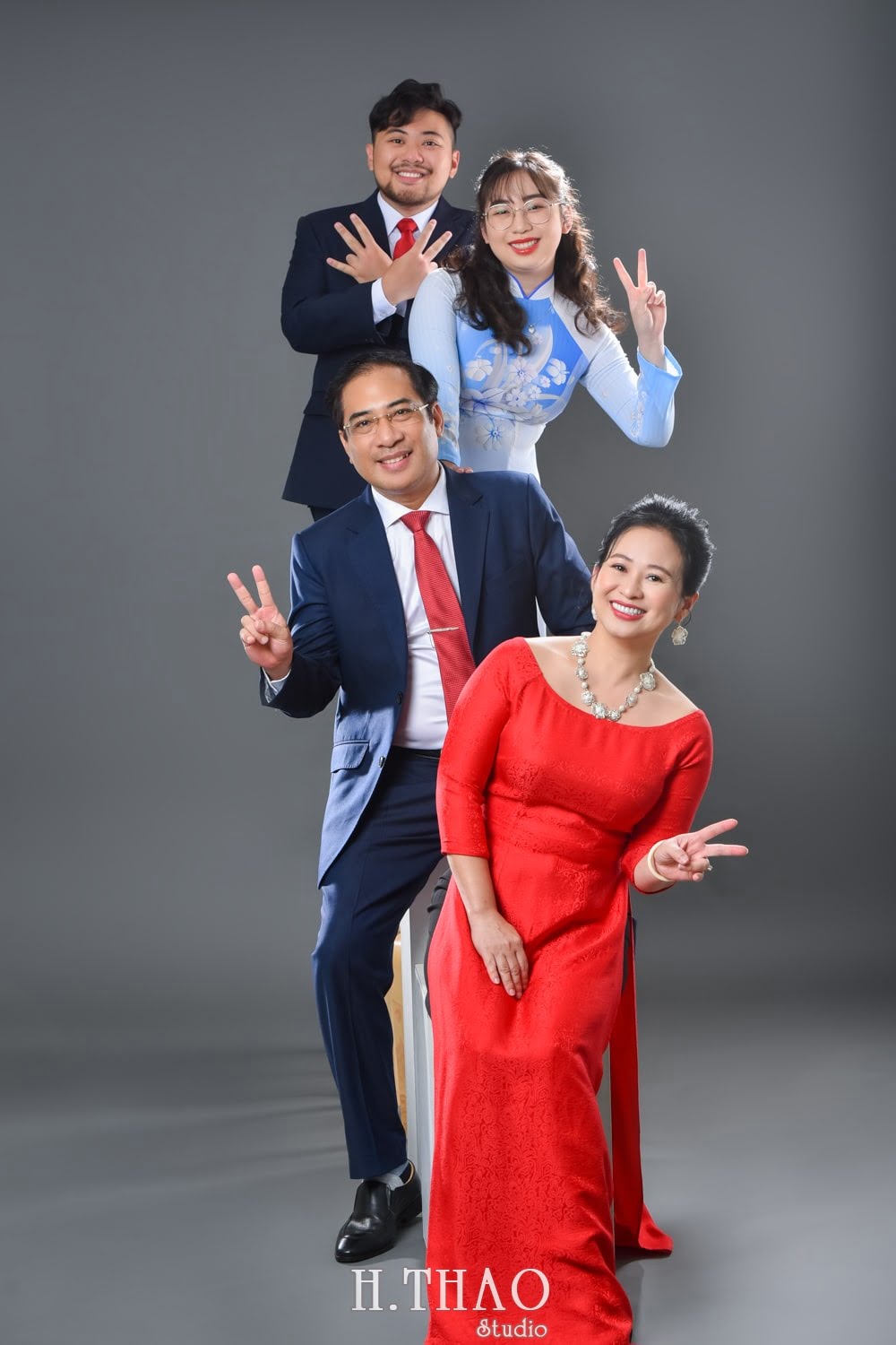 Anh gia dinh 4 nguoi 6 min - 19 cách tạo dáng chụp ảnh gia đình tự nhiên nhất - HThao Studio