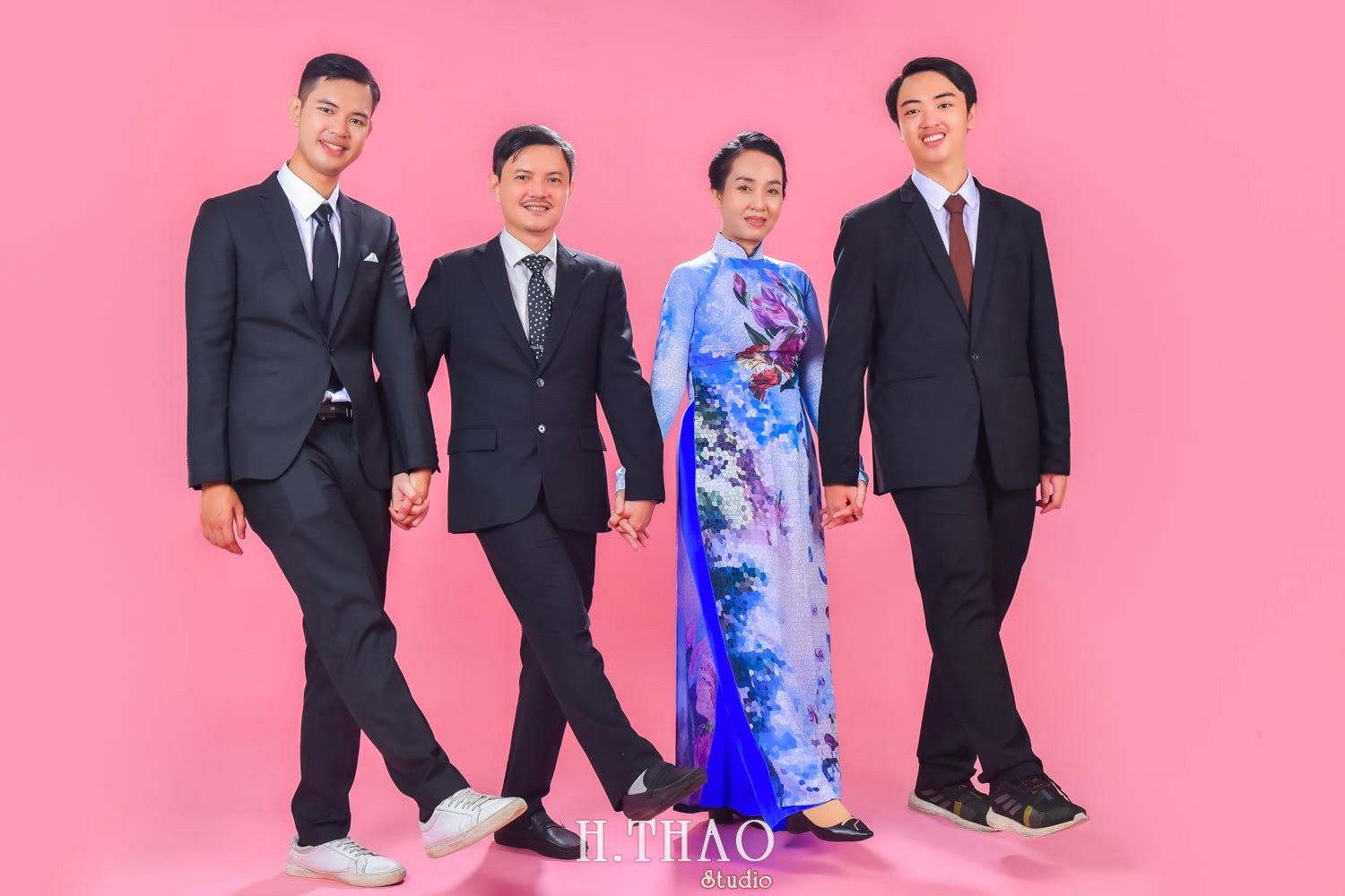 Anh gia dinh 10 min - 19 cách tạo dáng chụp ảnh gia đình tự nhiên nhất - HThao Studio