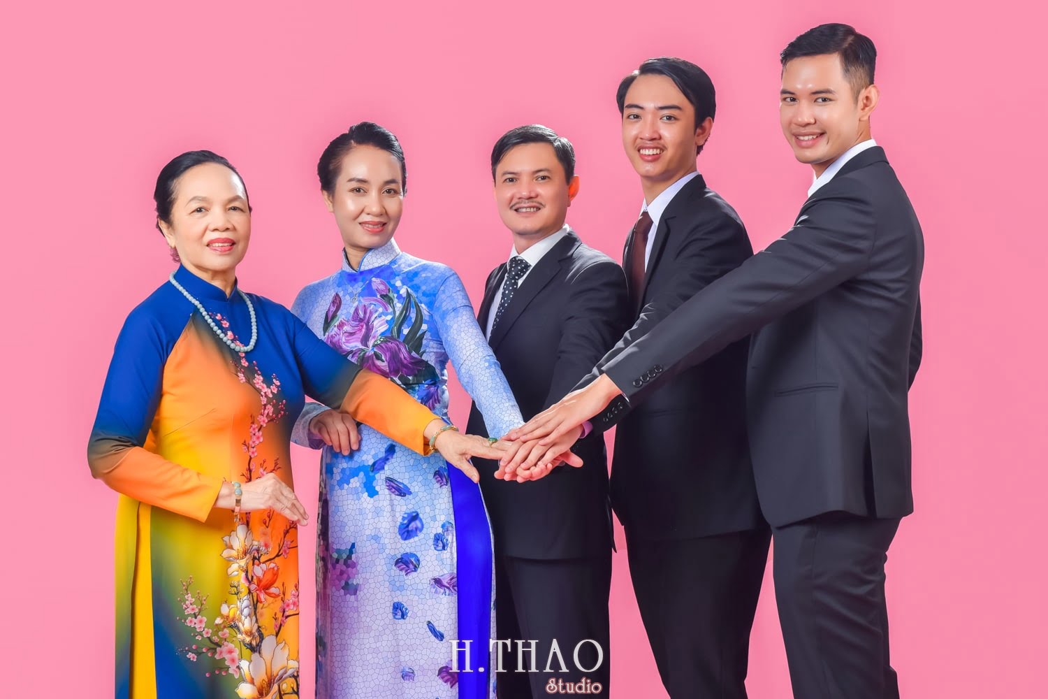 Anh gia dinh 7 min - 19 cách tạo dáng chụp ảnh gia đình tự nhiên nhất - HThao Studio