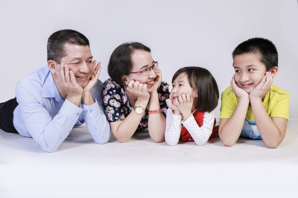 cach tao dang khi chup anh gia dinh 4 nguoi min - 19 cách tạo dáng chụp ảnh gia đình tự nhiên nhất - HThao Studio