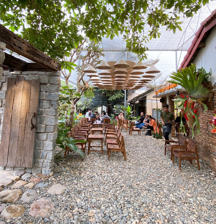 Măng Coffee & More - Quán Cà Phê Cá Koi Đẹp Chụp Ảnh Tết Diên Khánh