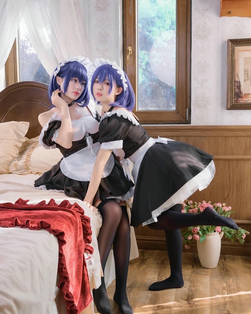 Cosplay hầu gái đôi bạn thân ngồi trên giường đùa nghịch