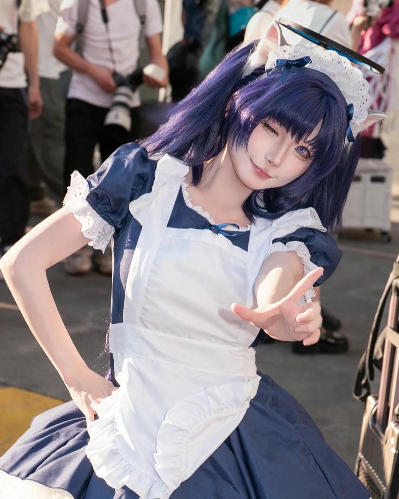 Cosplay hầu gái tóc tím đứng tạo dáng ngoài đường phố