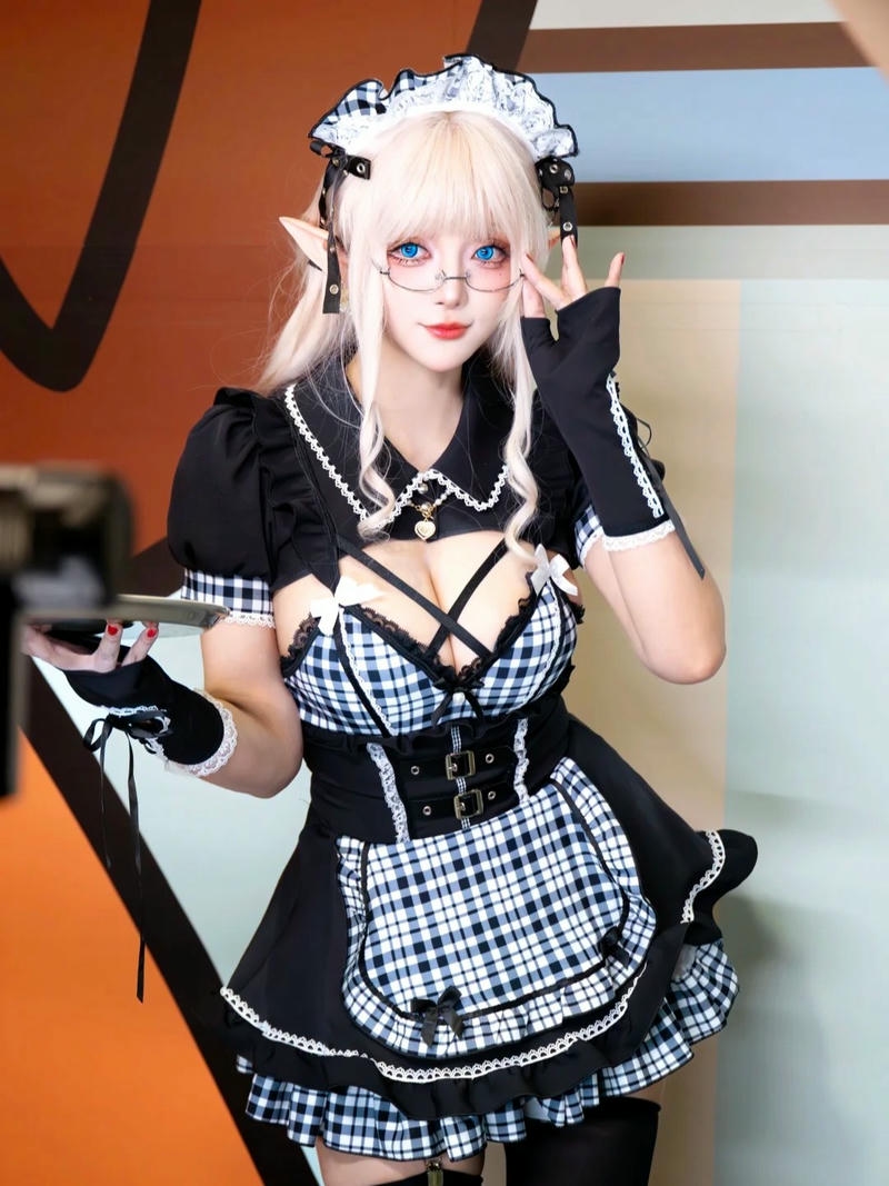 Cosplay hầu gái tóc vàng váy đen đứng tạo dáng đẹp