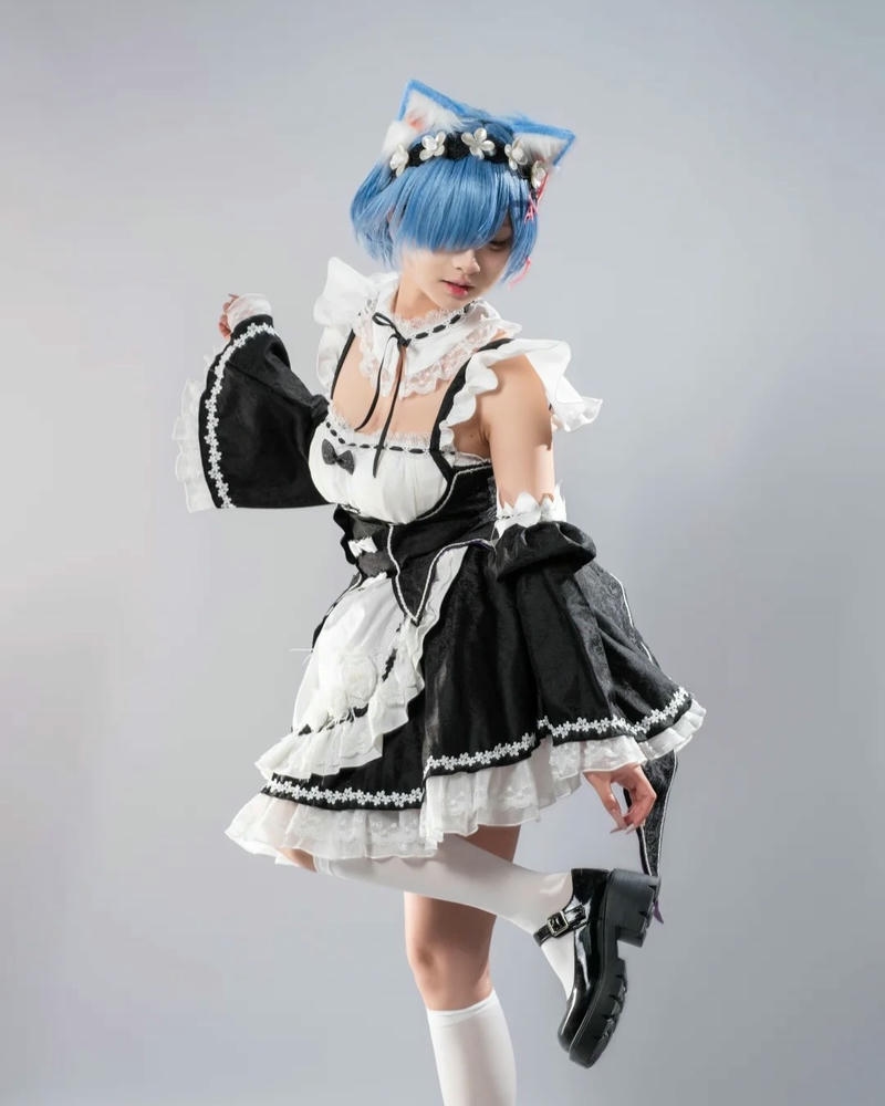 Cosplay hầu gái tóc xanh Rem đứng co một chân xinh