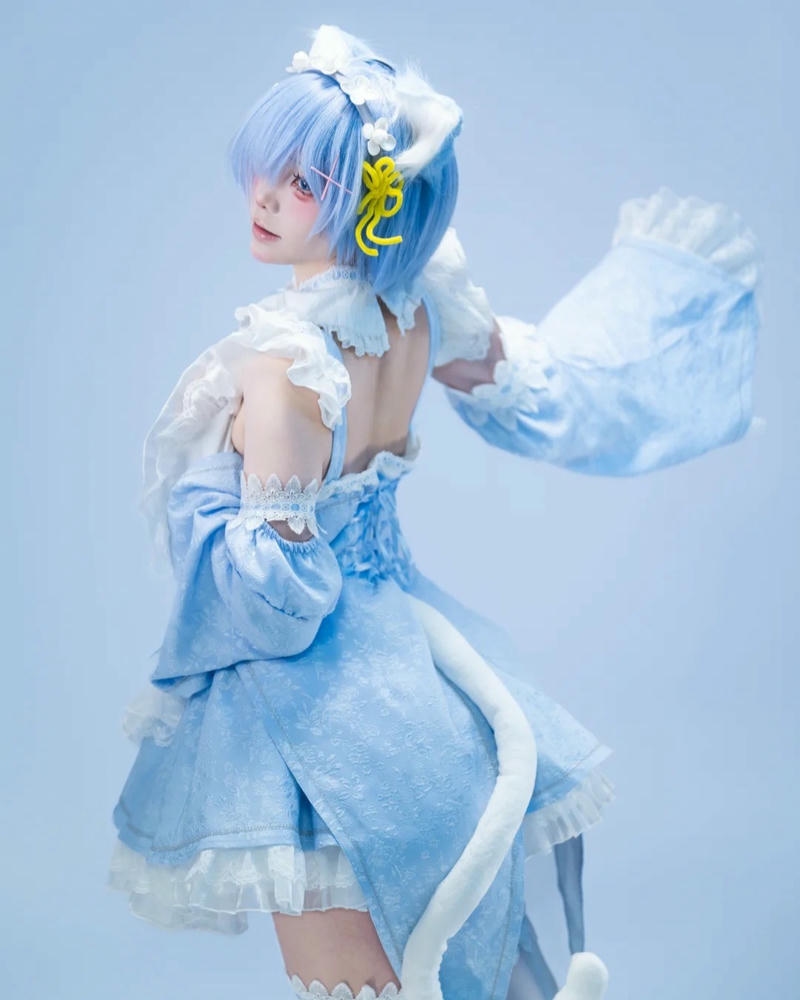 Cosplay hầu gái tóc xanh váy màu xanh nhạt quay lưng