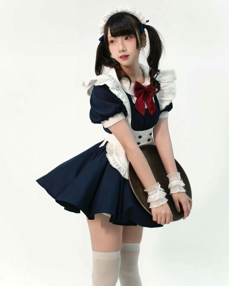 Cosplay hầu gái váy ngắn đen trắng tạo dáng đơn giản