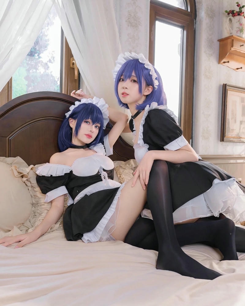 Cosplay hầu gái hai người tạo dáng trên giường ngủ đẹp