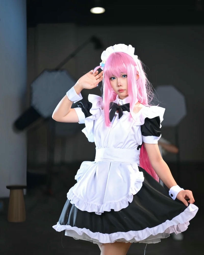 Hóa trang hầu gái tóc hồng tạo dáng tai thú dễ thương