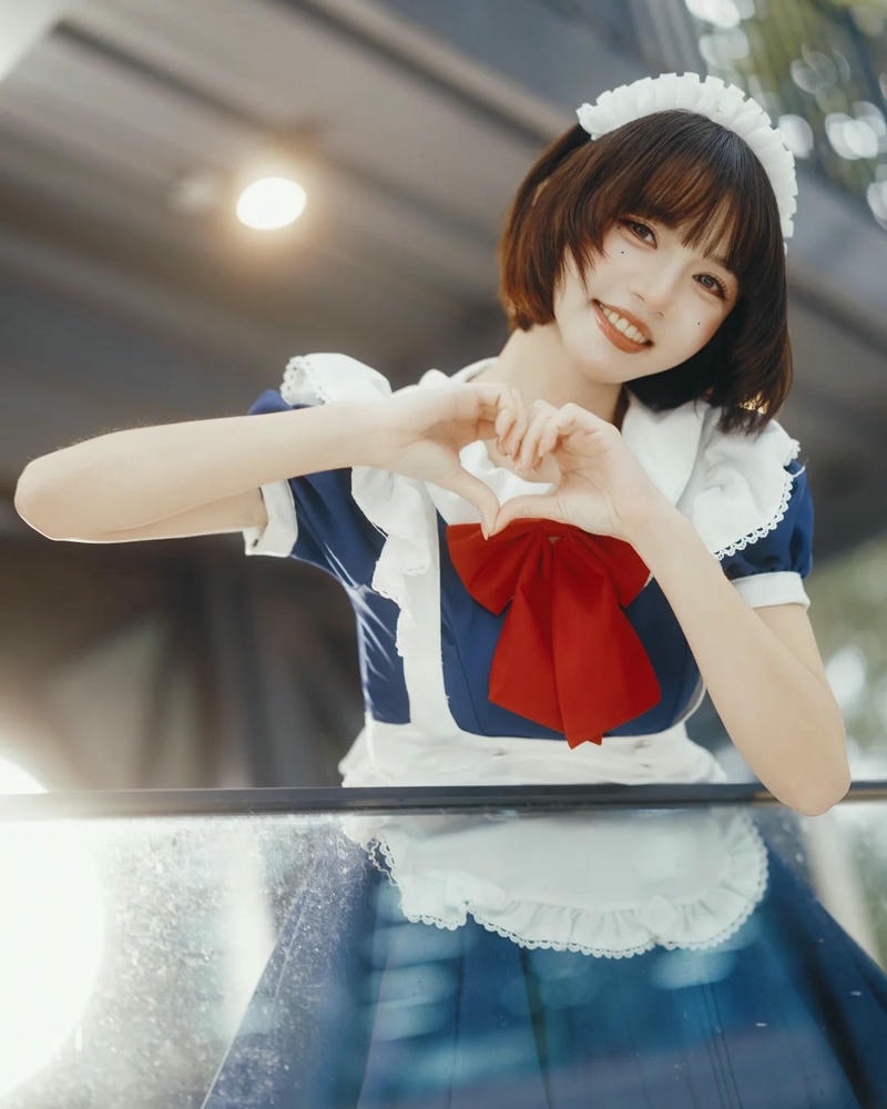 Hóa trang hầu gái tóc ngắn làm trái tim bằng tay