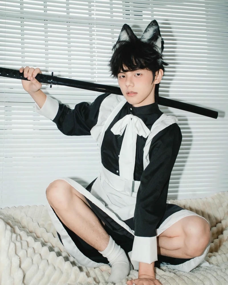 Maid nam tóc ngắn cầm kiếm nhật trông rất ngầu