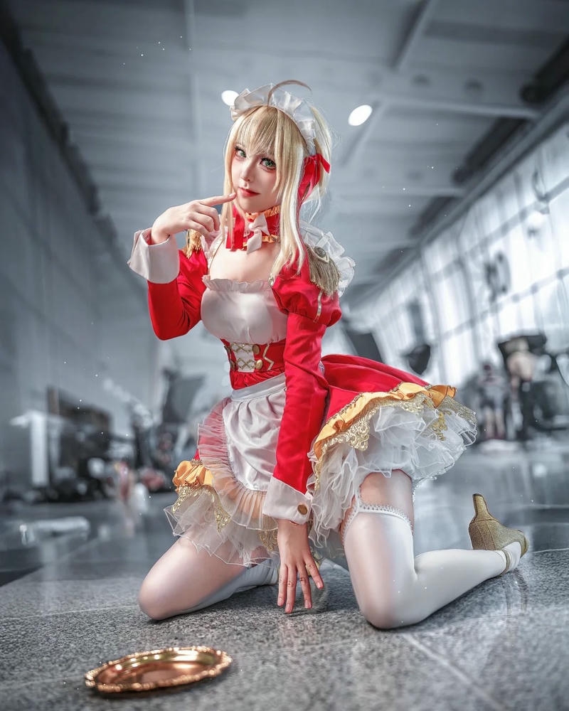 Maid tóc vàng mặc váy đỏ phong cách giáng sinh đẹp