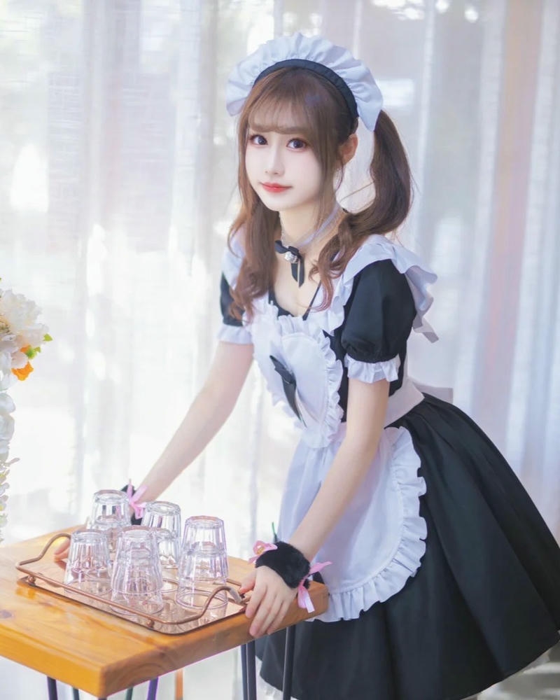 Trang phục hầu gái ngồi bàn tiệc trà chiều sang trọng