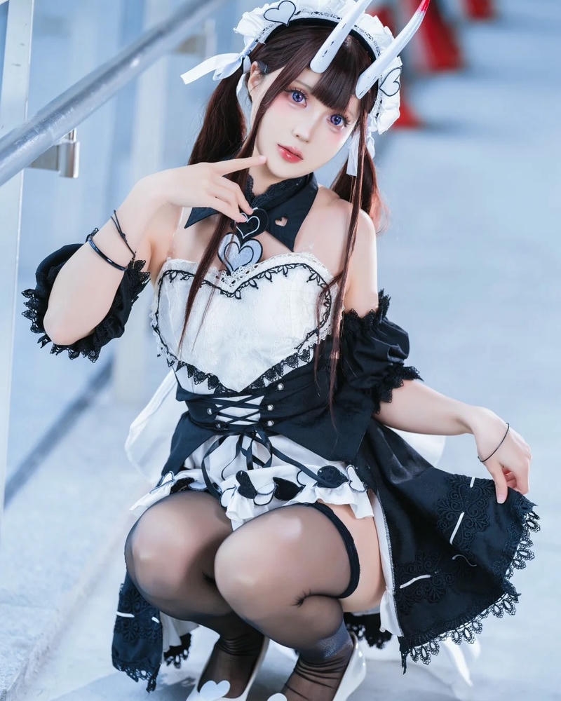 Trang phục hầu gái tóc đen ngồi xổm rất năng động